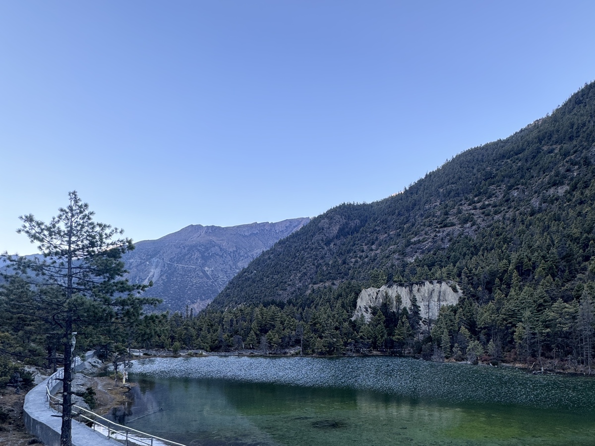 Annapurna curcuit trek green lake